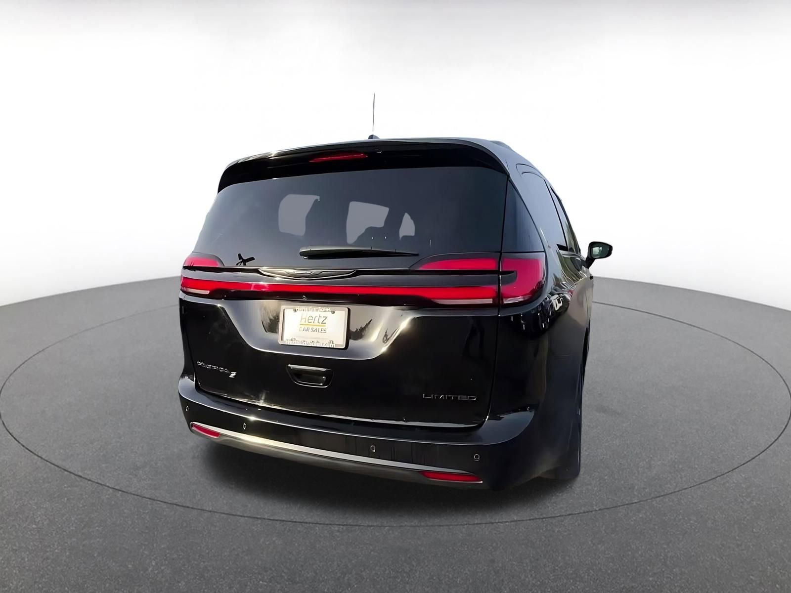 Used 2025 Chrysler Pacifica Limited image 14