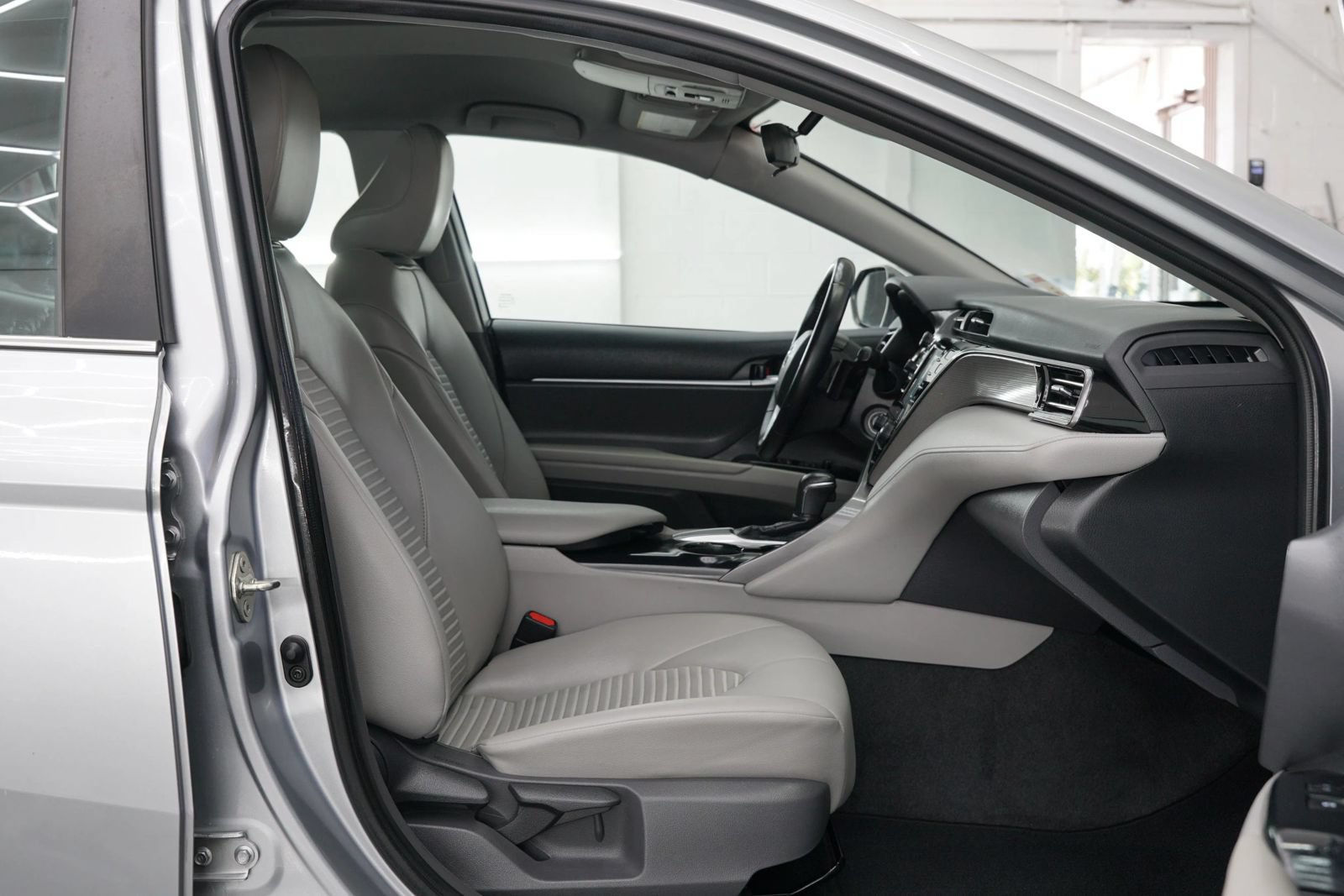 Used 2020 Toyota Camry SE FWD image 31