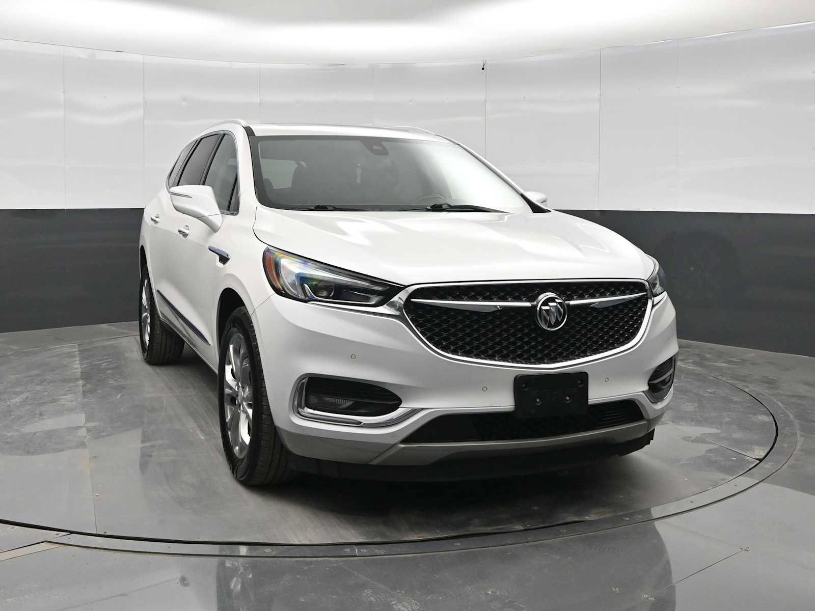 Used 2019 Buick Enclave Avenir w/ Avenir Technology Package AWD/4WD image 2