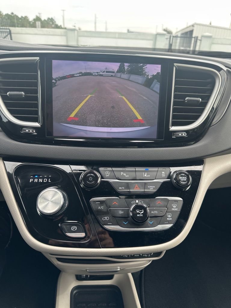 Used 2024 Chrysler Pacifica Touring-L image 27