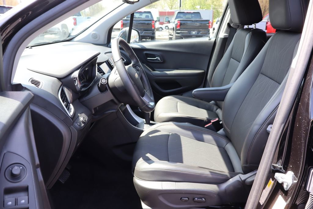 Used 2022 Chevrolet Trax LT w/ LT Convenience Package image 4