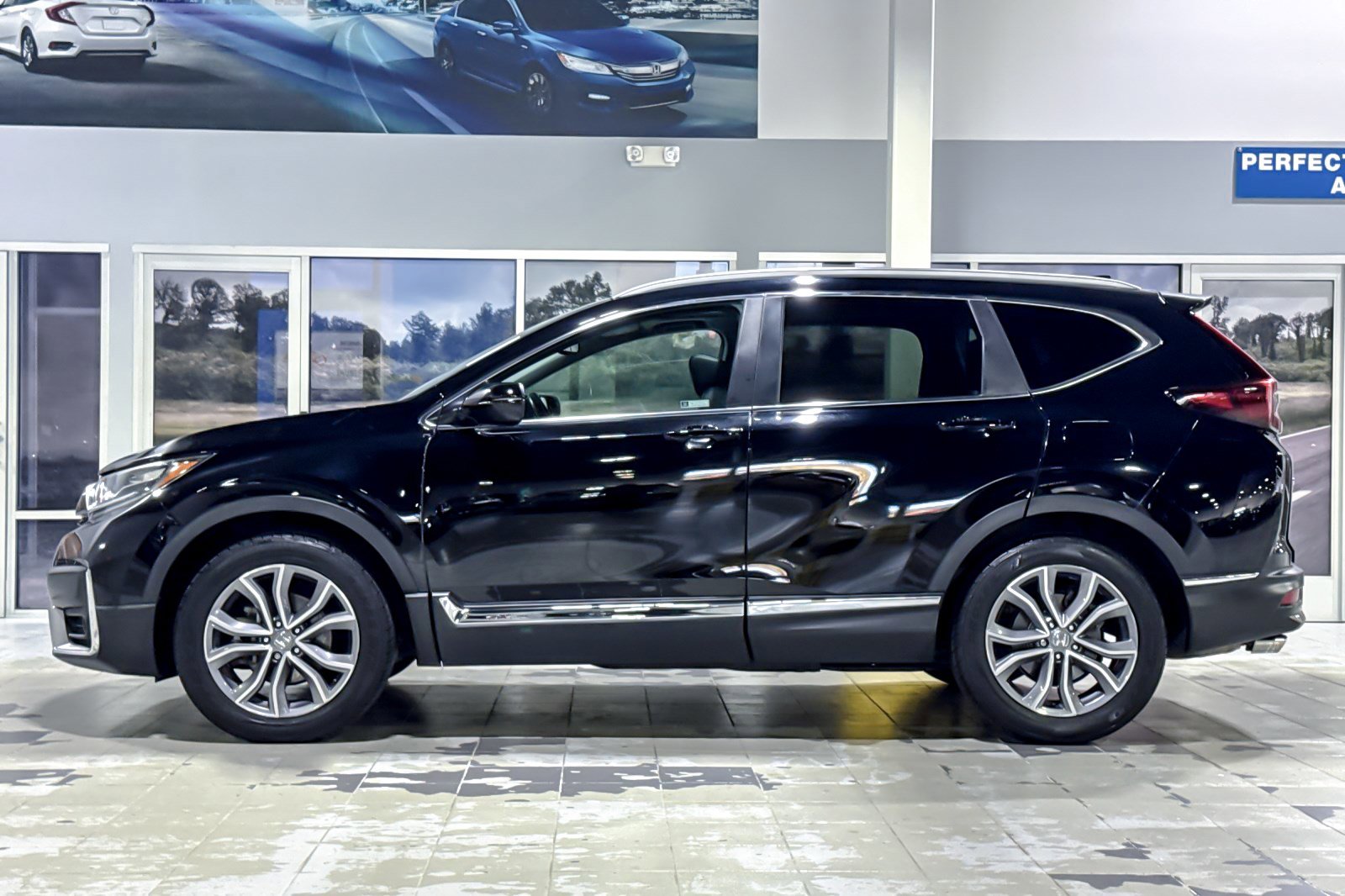 Used 2022 Honda CR-V Touring image 2