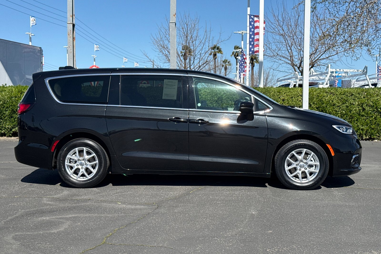 Certified 2023 Chrysler Pacifica Touring-L image 3