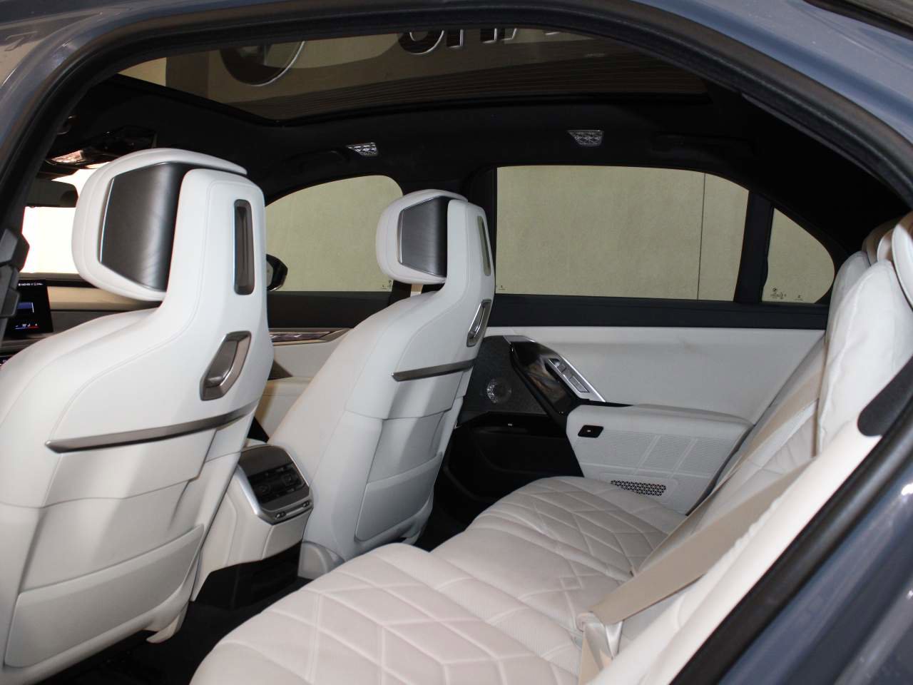 Certified 2023 BMW i7 xDrive60 AWD/4WD image 13