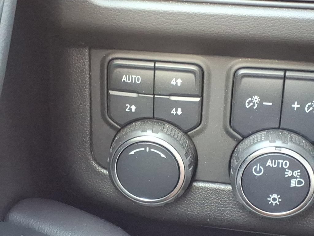 Used 2021 Chevrolet Tahoe Z71 w/ Luxury Package AWD/4WD image 39