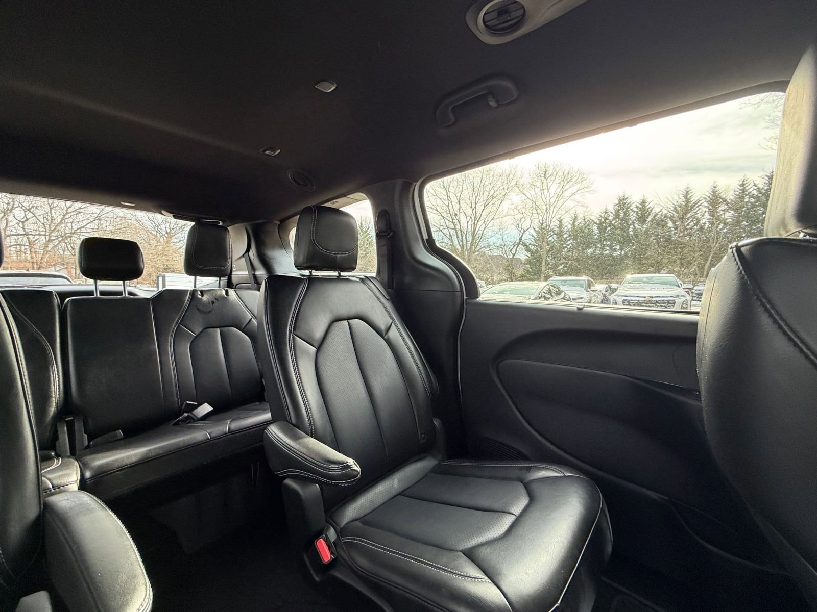 Used 2025 Chrysler Pacifica Select image 40