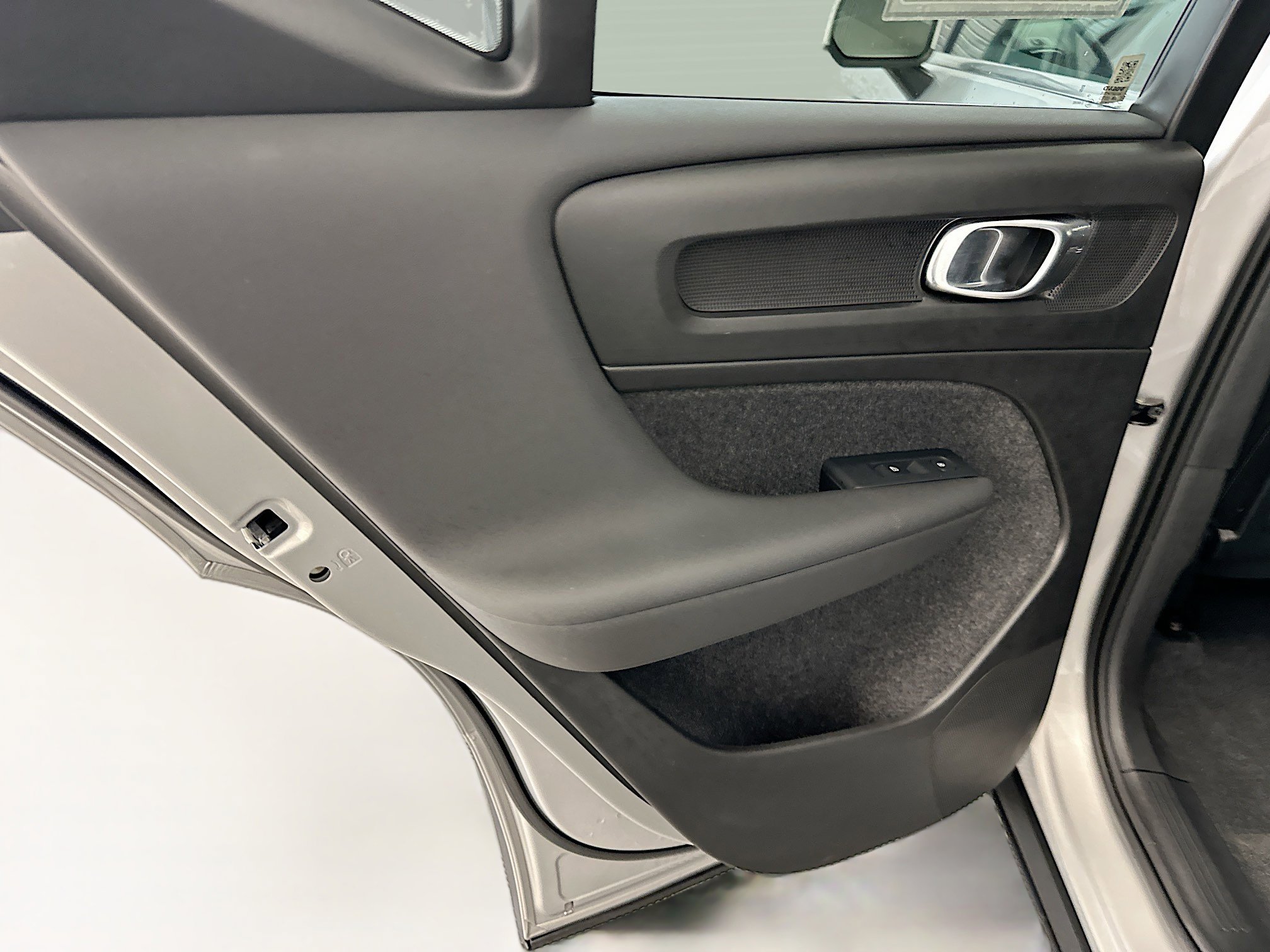 Used 2025 Volvo XC40 B5 Plus image 28