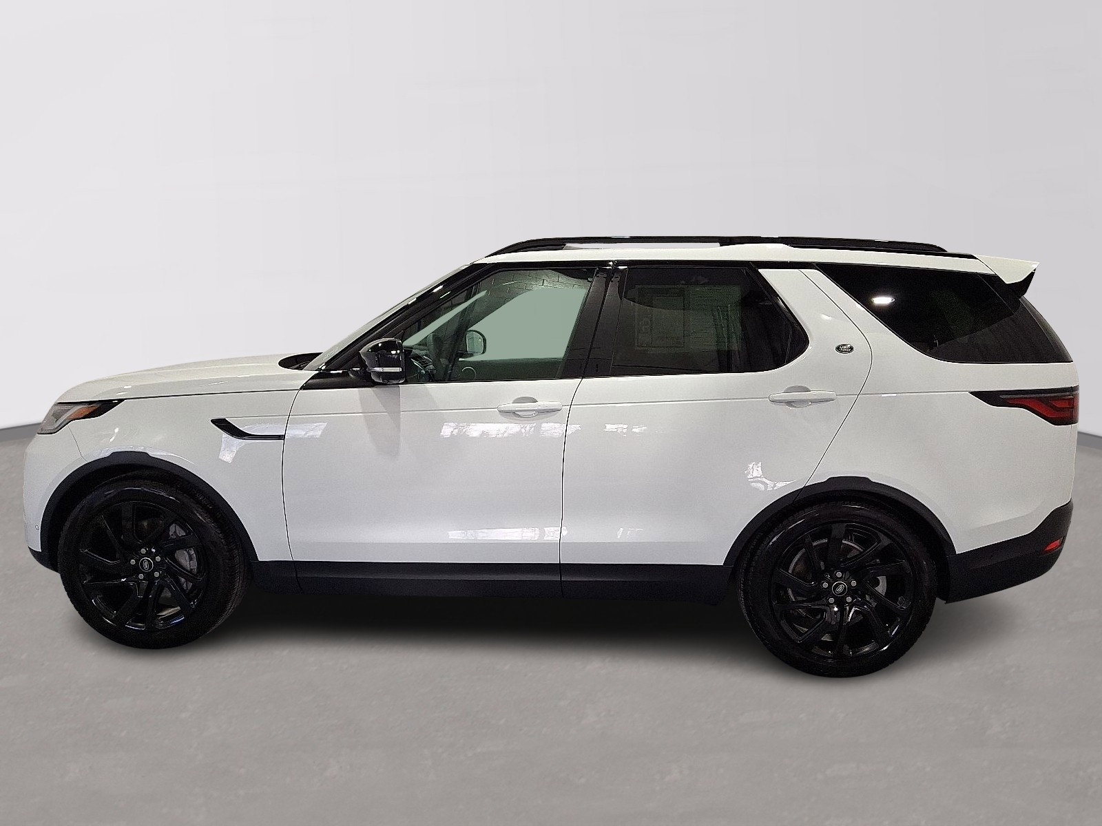 Certified 2025 Land Rover Discovery S video 2