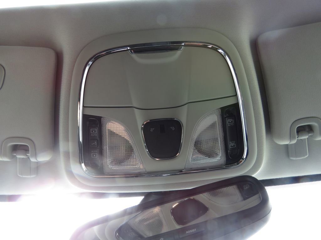 Used 2019 Jeep Cherokee Limited image 28