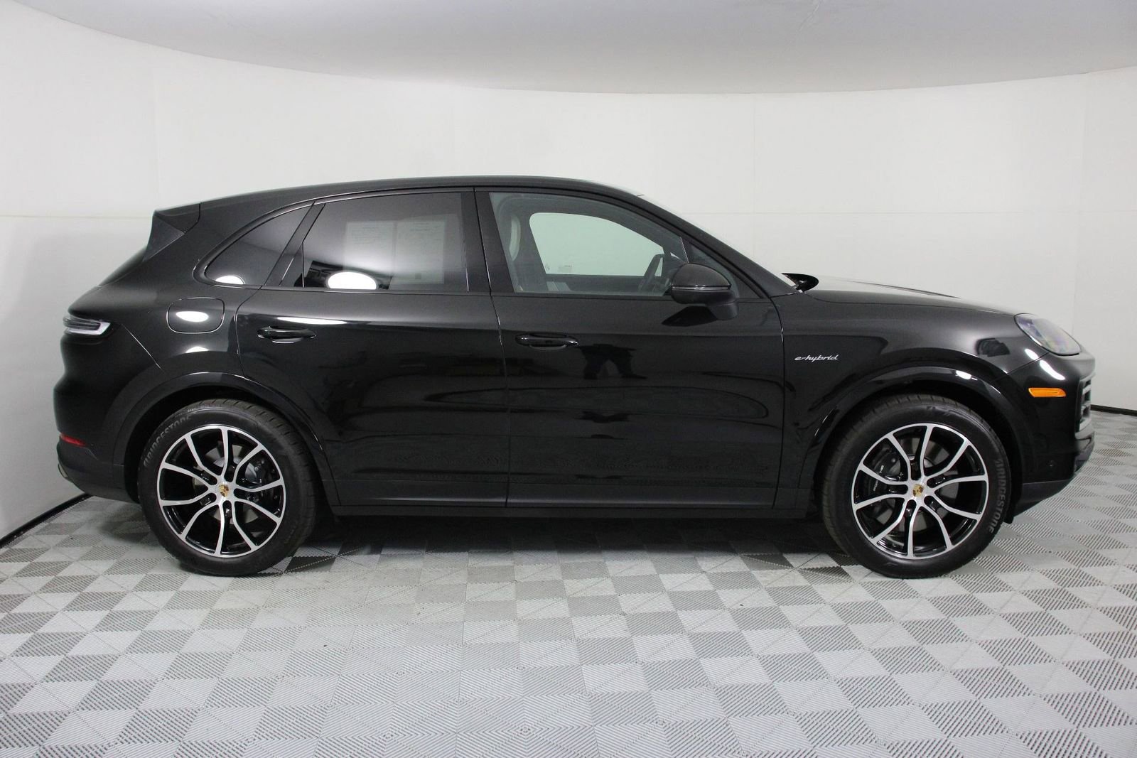 Certified 2025 Porsche Cayenne E-Hybrid image 8