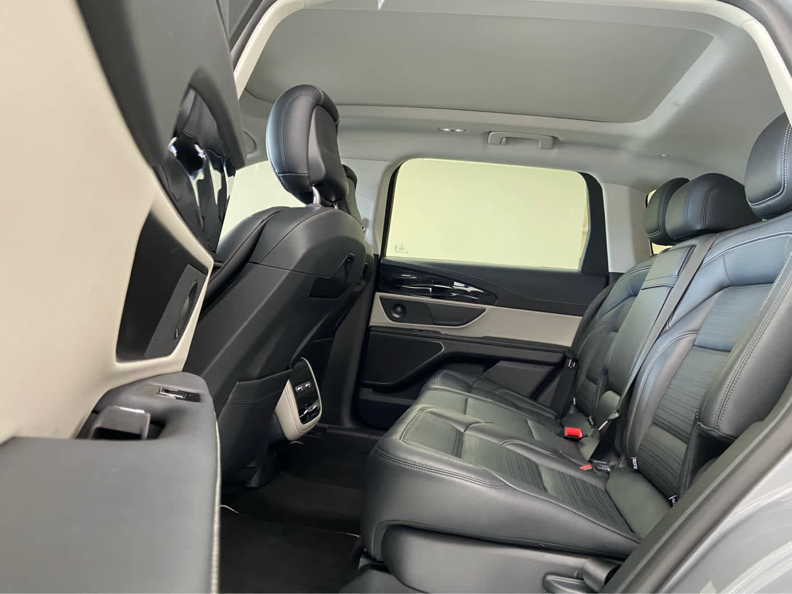 Used 2024 Lincoln Nautilus Reserve w/ Equipment Group 202A image 17