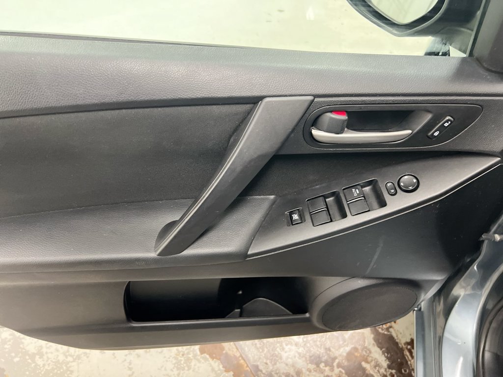 Used 2012 MAZDA MAZDA3 i Touring FWD image 19