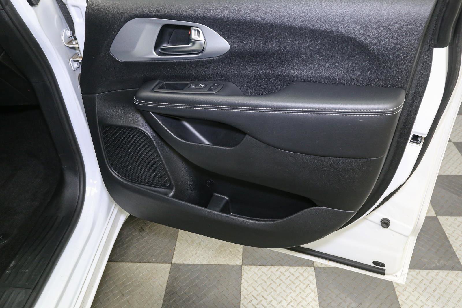 Used 2022 Chrysler Pacifica Touring-L w/ S Appearance Package image 19