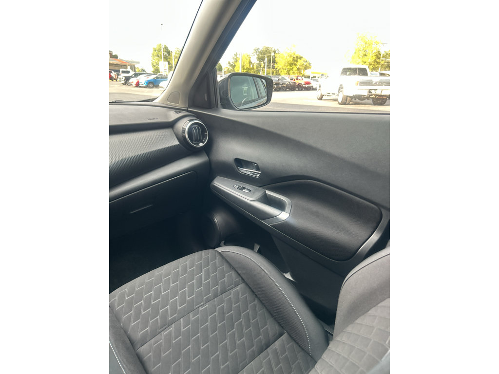 Used 2023 Nissan Kicks SV w/ Interior Electronics Package FWD image 12
