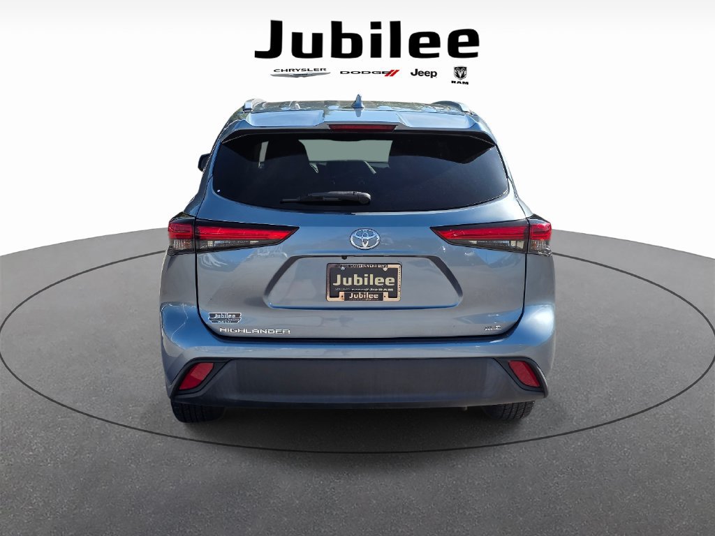 Used 2022 Toyota Highlander XLE FWD image 3