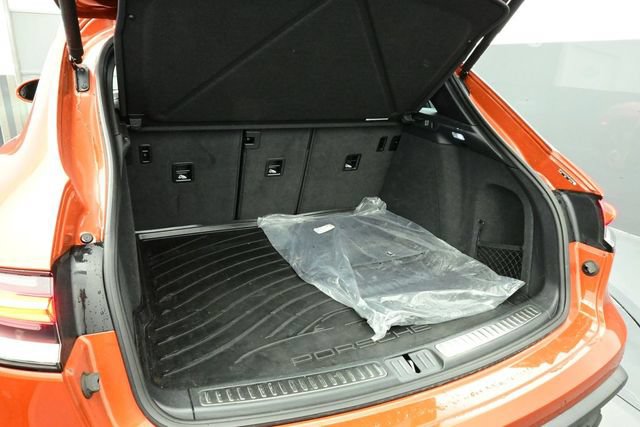 Certified 2023 Porsche Macan AWD/4WD image 16