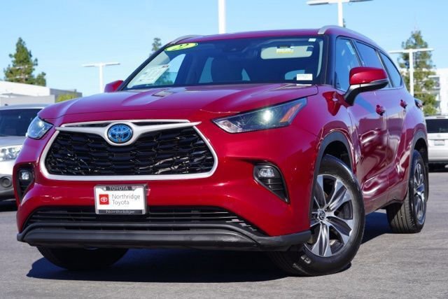 Used 2022 Toyota Highlander XLE image 3