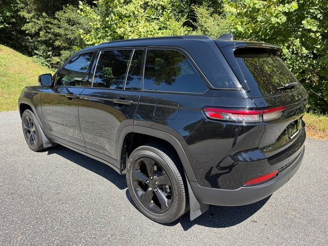 Used 2024 Jeep Grand Cherokee Altitude AWD/4WD image 8