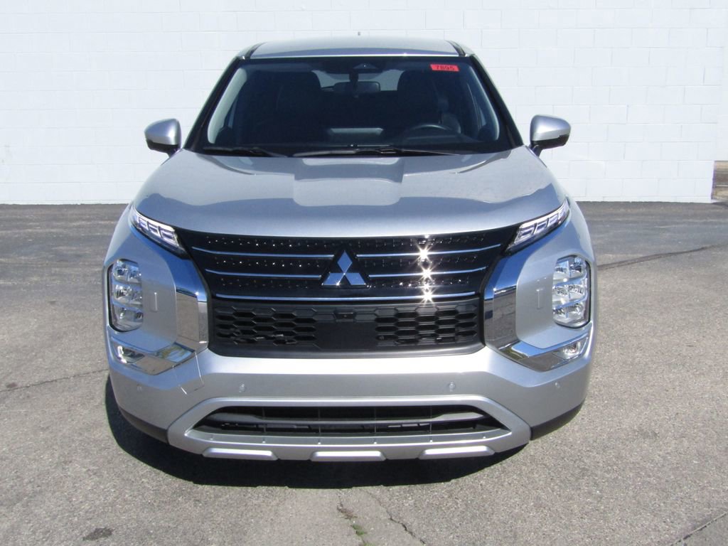 Used 2023 Mitsubishi Outlander SE image 3
