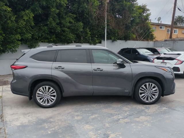 Used 2022 Toyota Highlander Platinum image 2