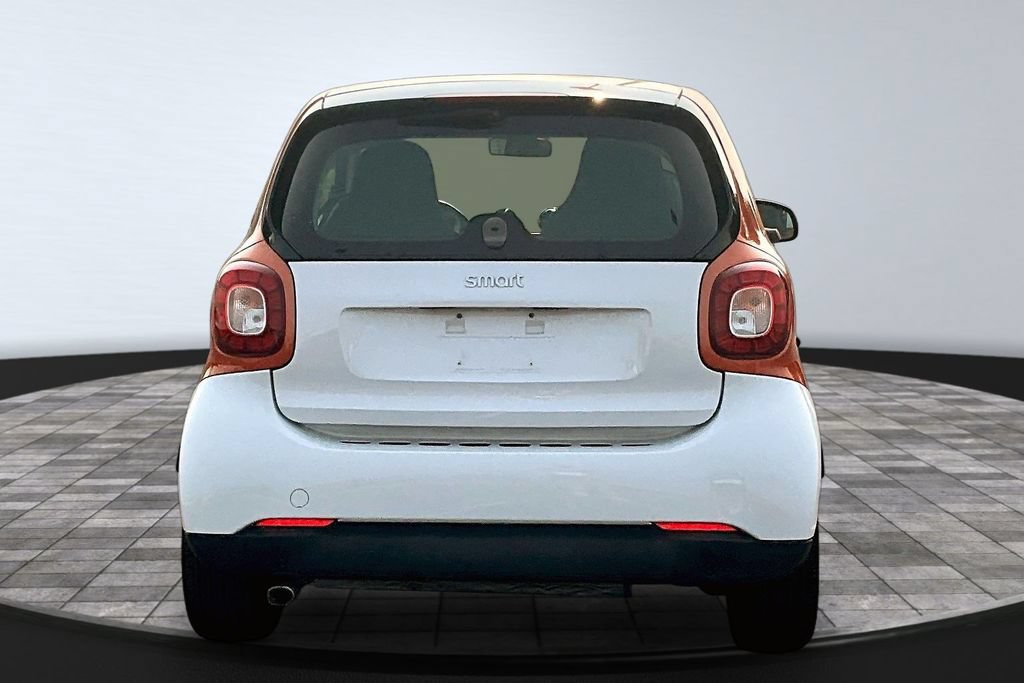 Used 2016 smart fortwo passion RWD image 4