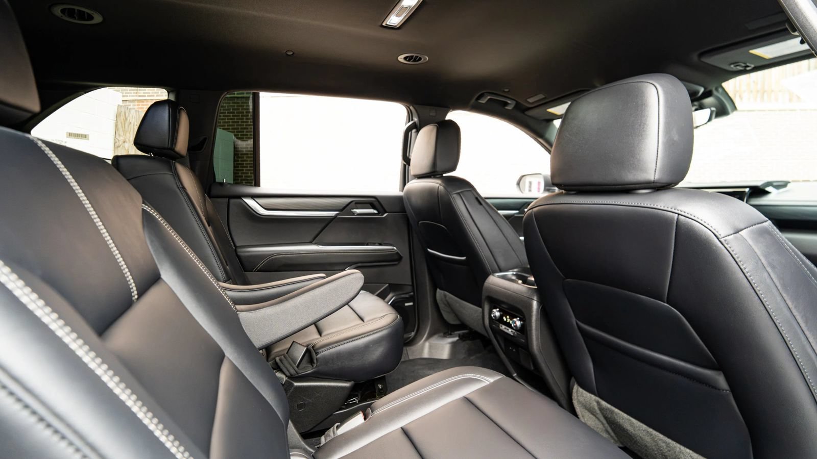 Used 2026 GMC Acadia Elevation w/ Elevation Premium Package FWD image 18