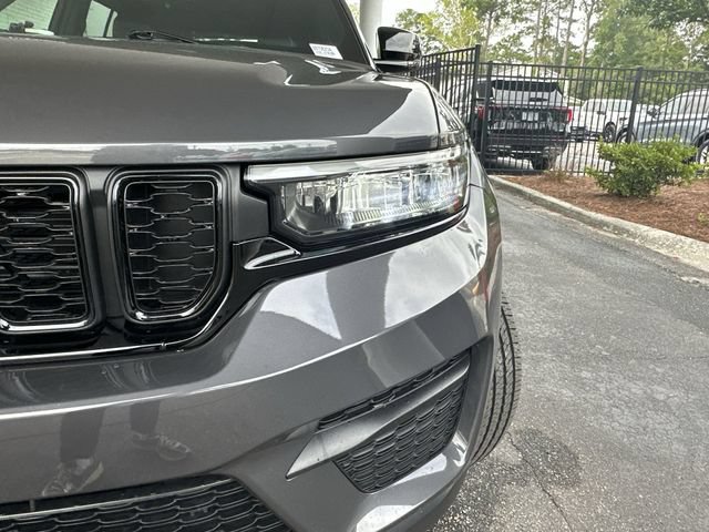Used 2024 Jeep Grand Cherokee Laredo AWD/4WD image 9