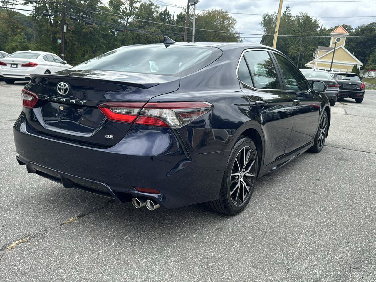 Used 2022 Toyota Camry SE FWD image 9