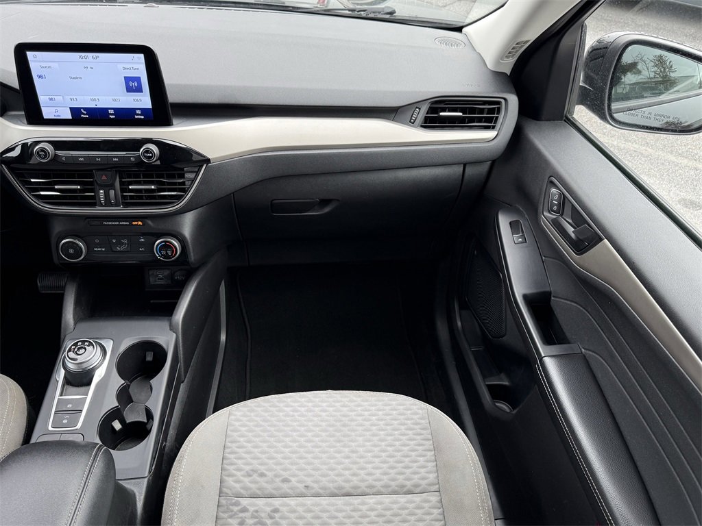 Used 2022 Ford Escape SE w/ SE Sport Appearance Package image 16