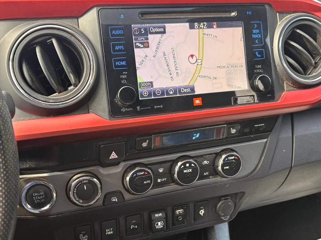 Used 2018 Toyota Tacoma TRD Sport AWD/4WD image 10