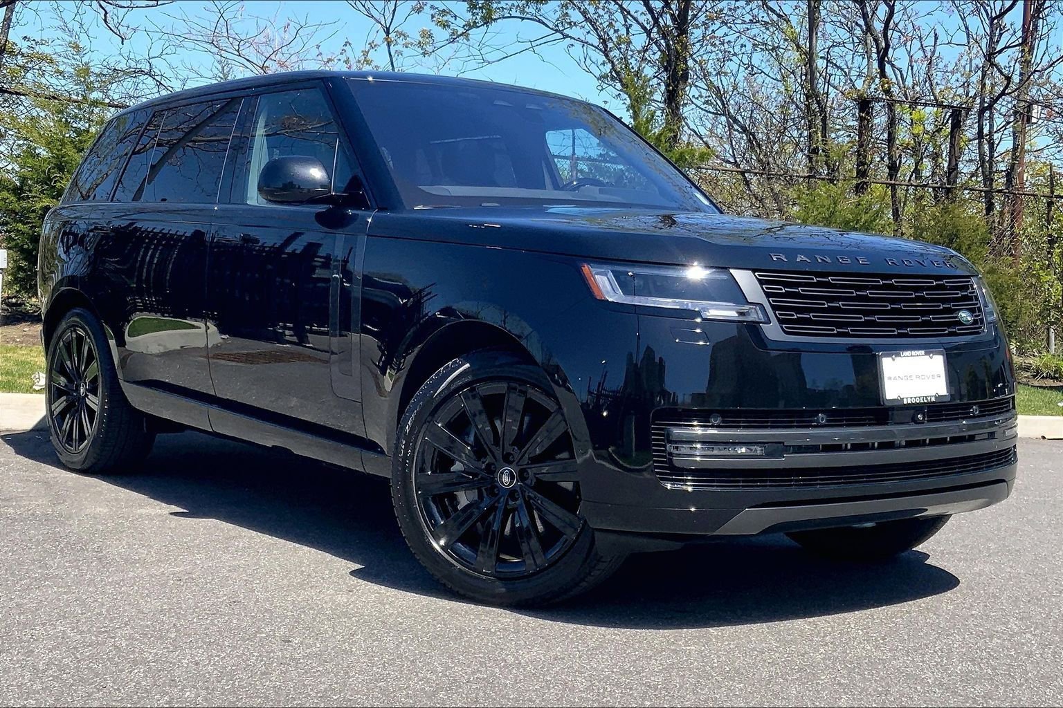 Used 2023 Land Rover Range Rover Long Wheelbase SE AWD/4WD image 2