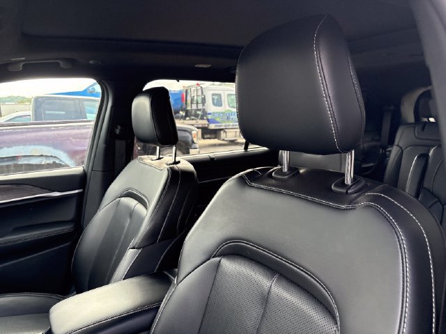 Used 2025 Jeep Grand Cherokee L Limited w/ Luxury Tech Group II AWD/4WD image 9