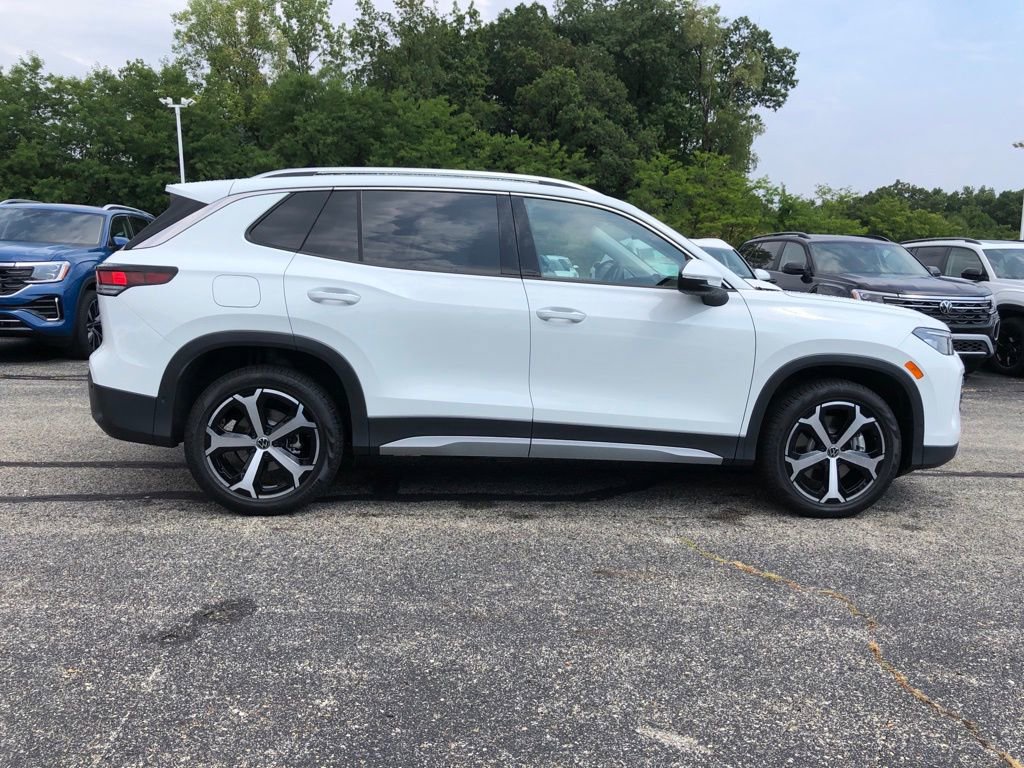 Used 2025 Volkswagen Tiguan SE w/ Panoramic Sunroof Package image 8