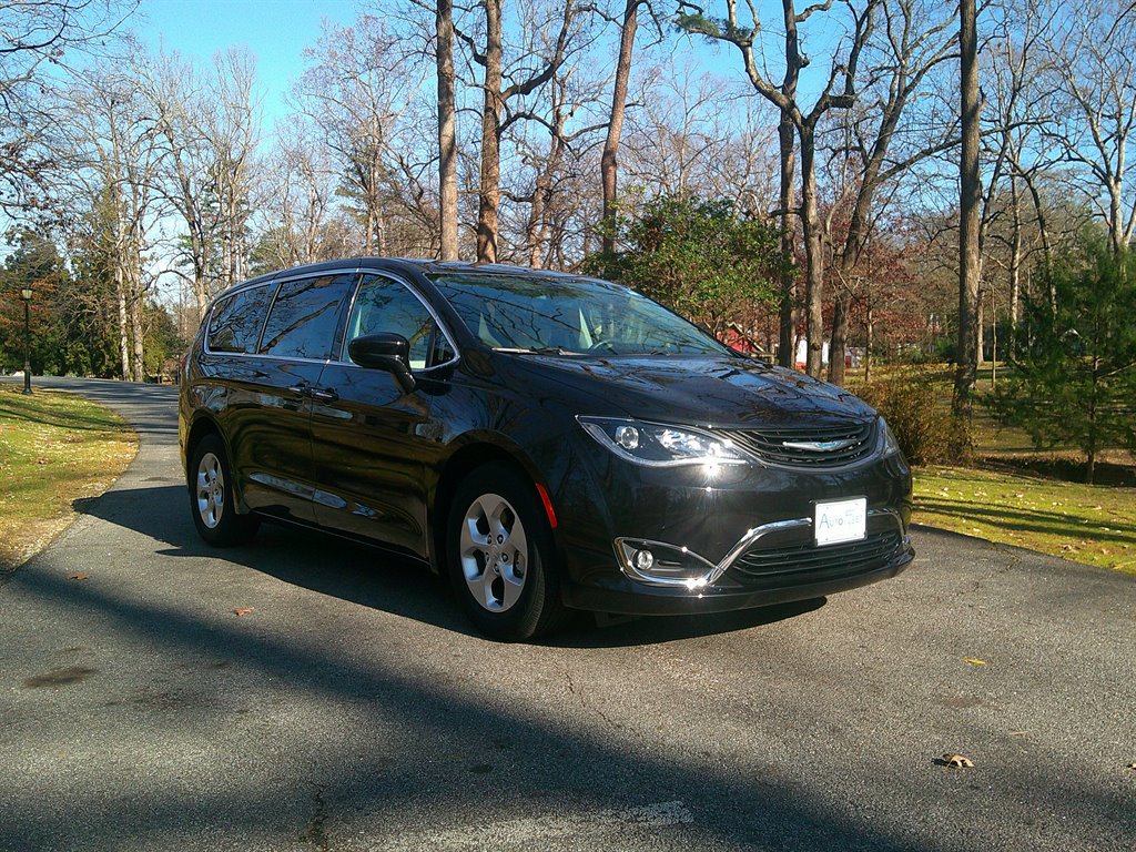 Used 2017 Chrysler Pacifica Touring Plus image 3