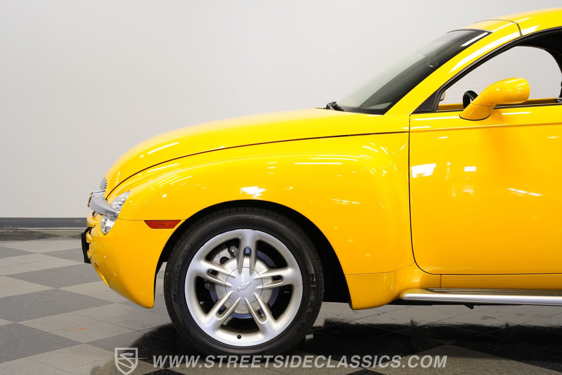 Used 2004 Chevrolet SSR w/ Preferred Equipment Group RWD image 24