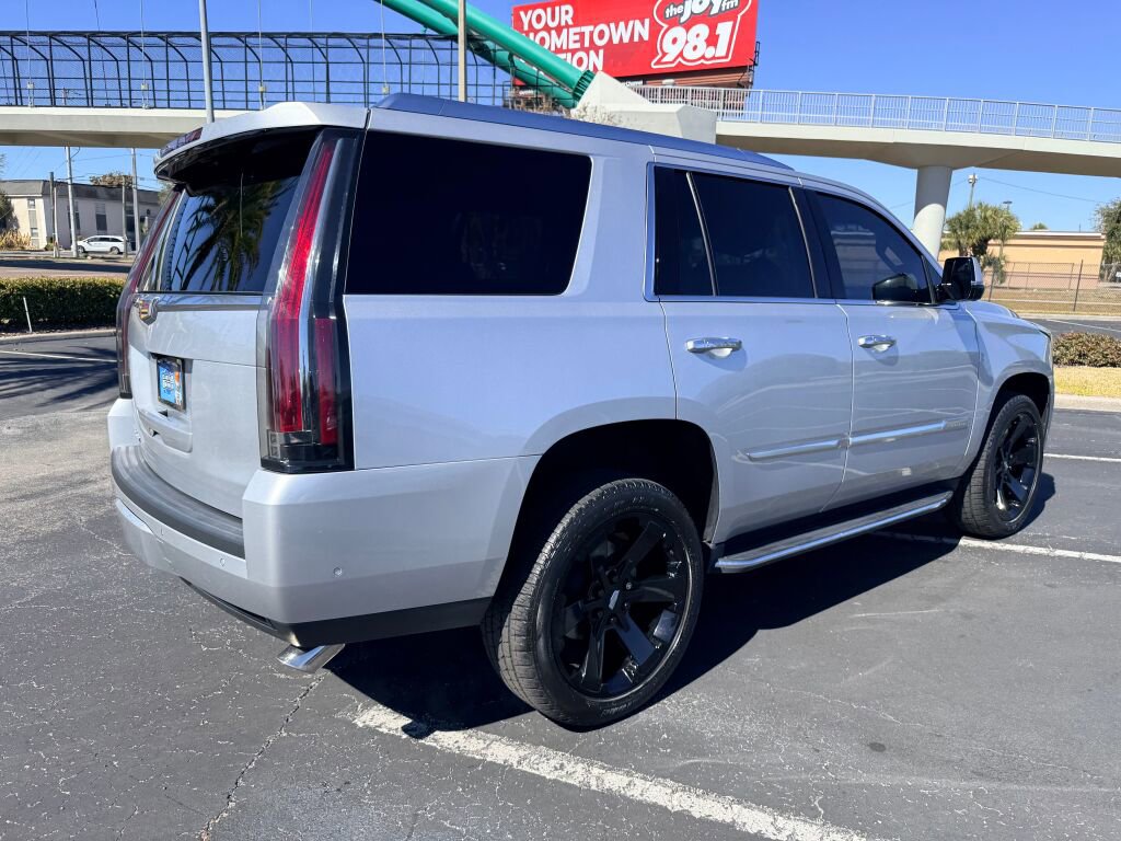 Used 2019 Cadillac Escalade Premium Luxury image 3