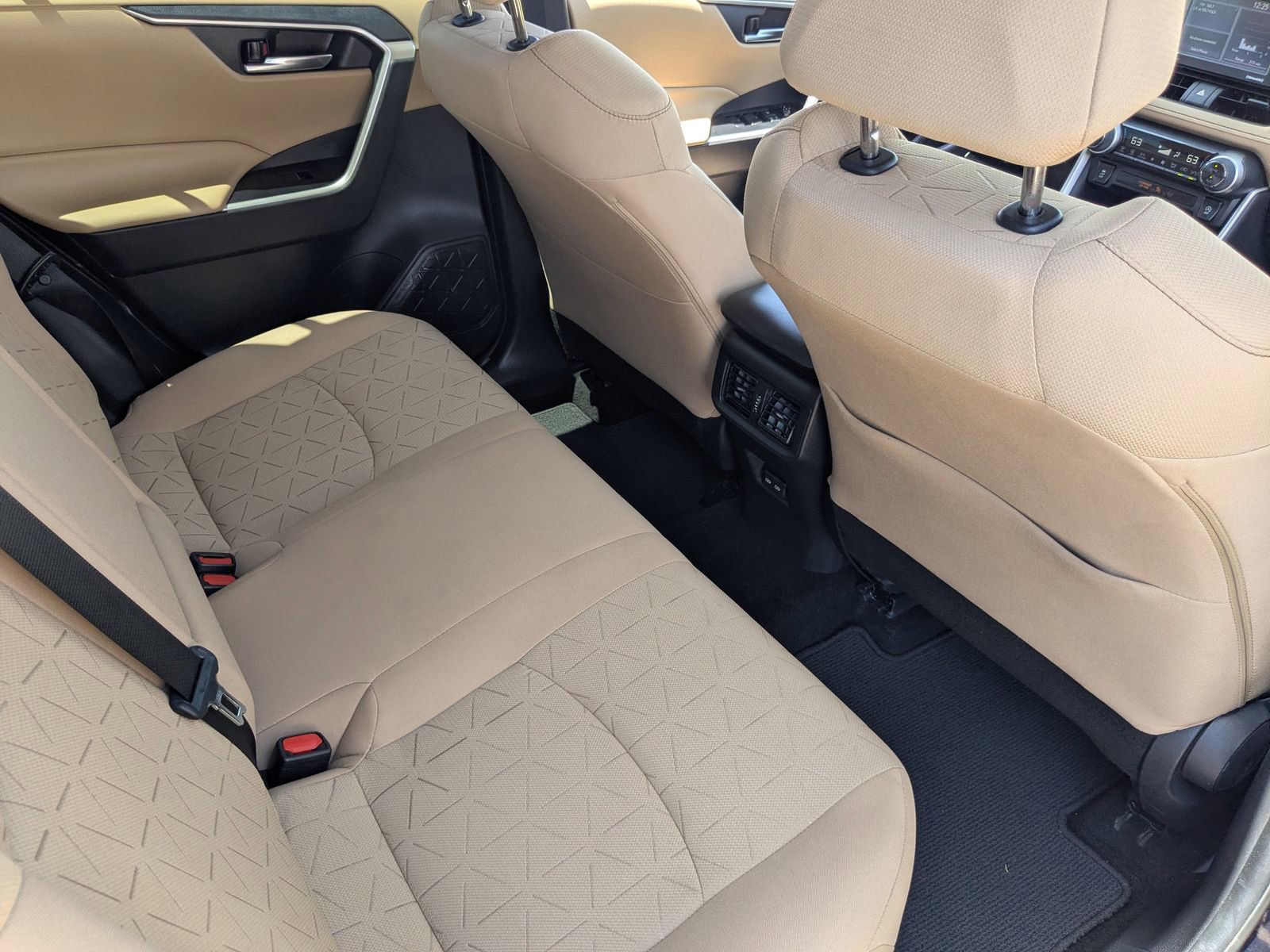 Used 2022 Toyota RAV4 XLE w/ Convenience Package FWD image 14