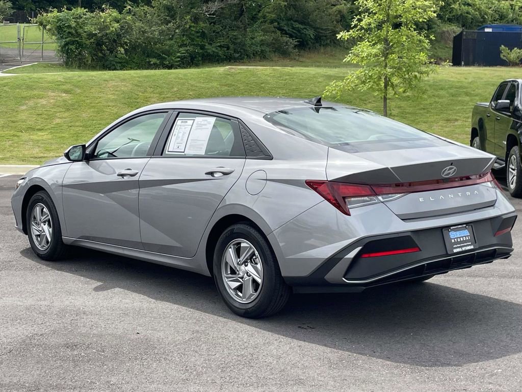 Certified 2026 Hyundai Elantra SE FWD image 5