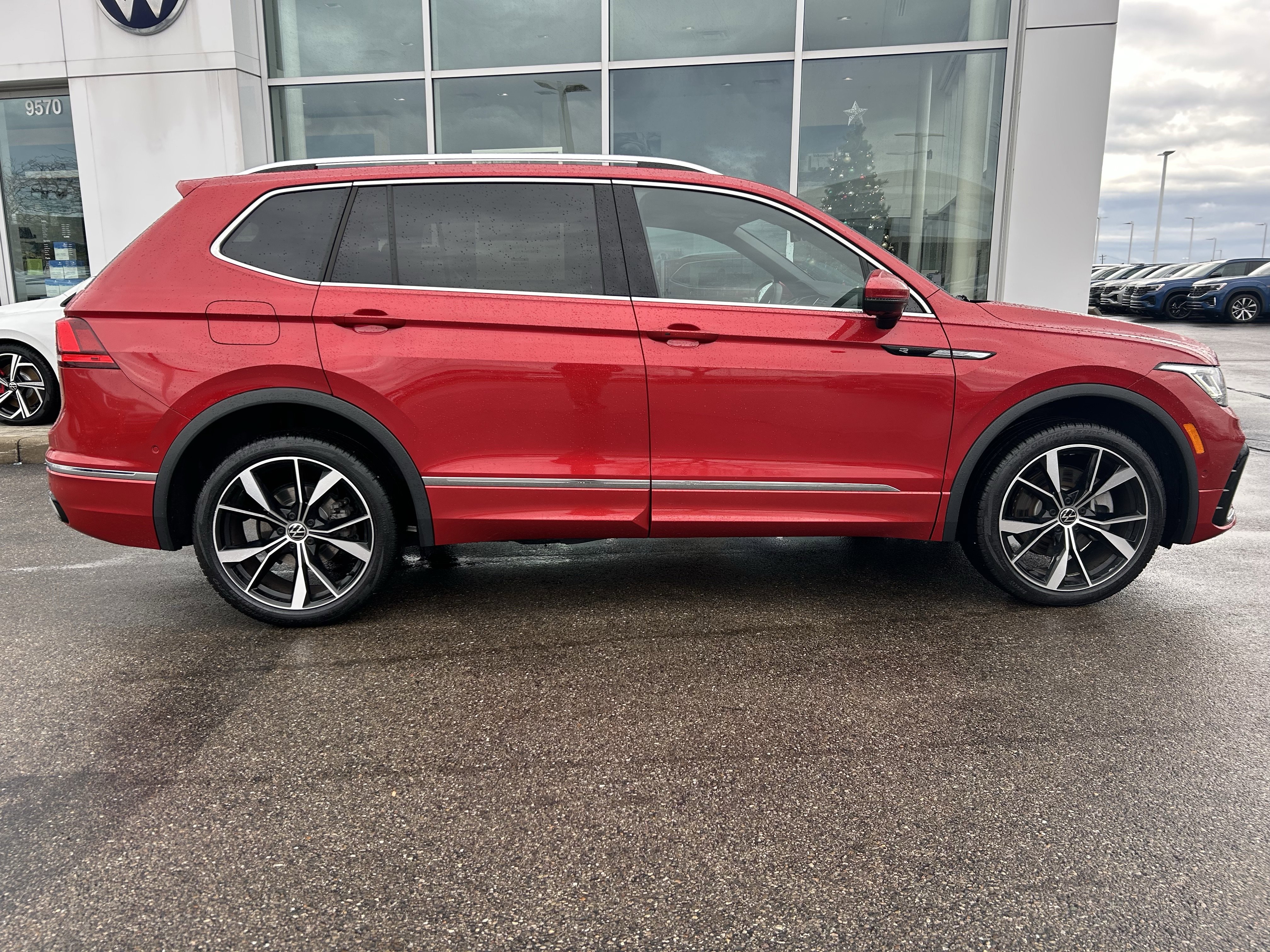 Certified 2024 Volkswagen Tiguan SEL R-Line image 8