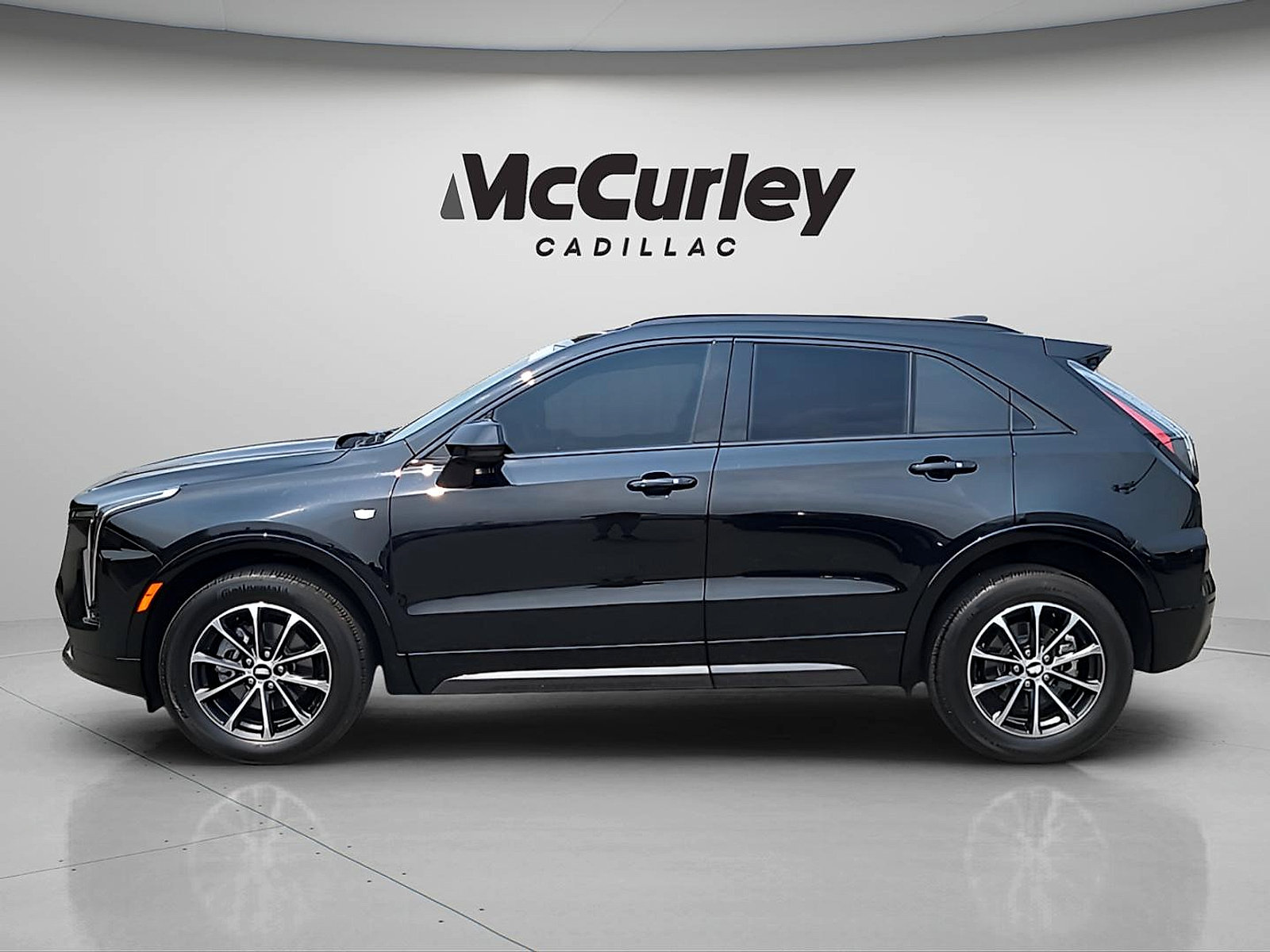 Certified 2024 Cadillac XT4 Sport w/ Technology Package AWD/4WD image 4