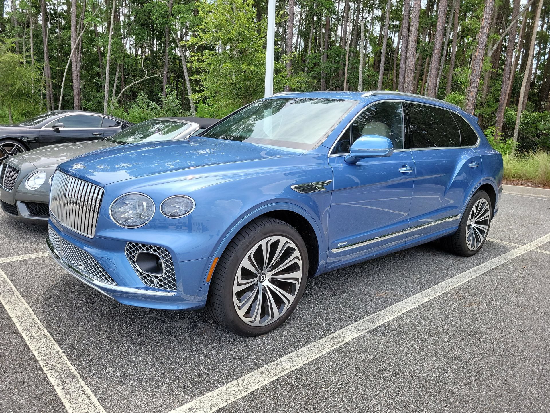 Used 2023 Bentley Bentayga Extended Wheelbase AWD/4WD image 3