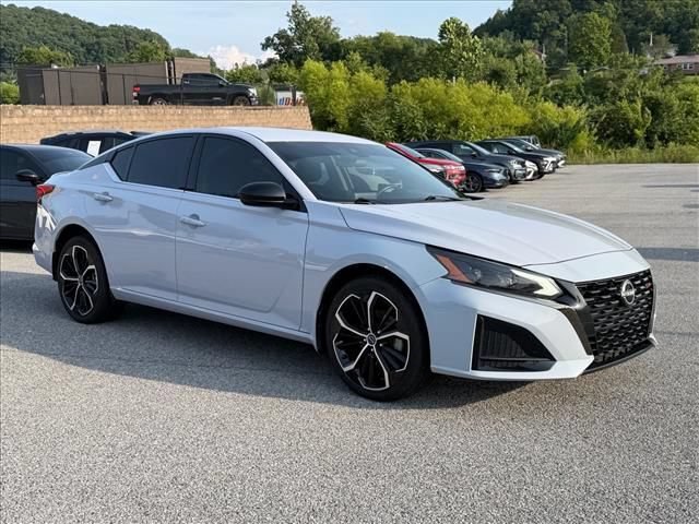 Used 2023 Nissan Altima 2.5 SR AWD/4WD image 14