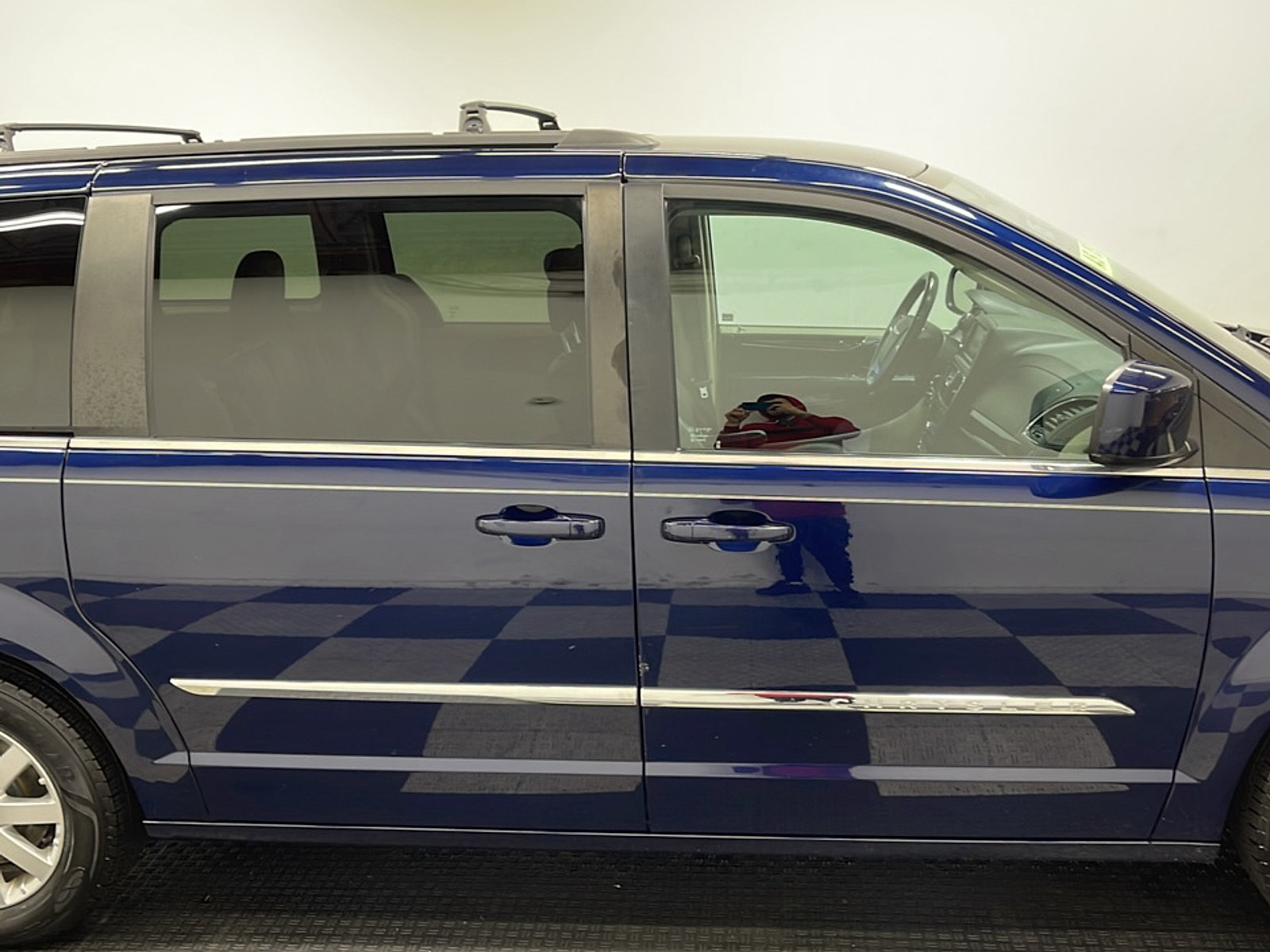 Used 2015 Chrysler Town & Country Touring FWD image 20