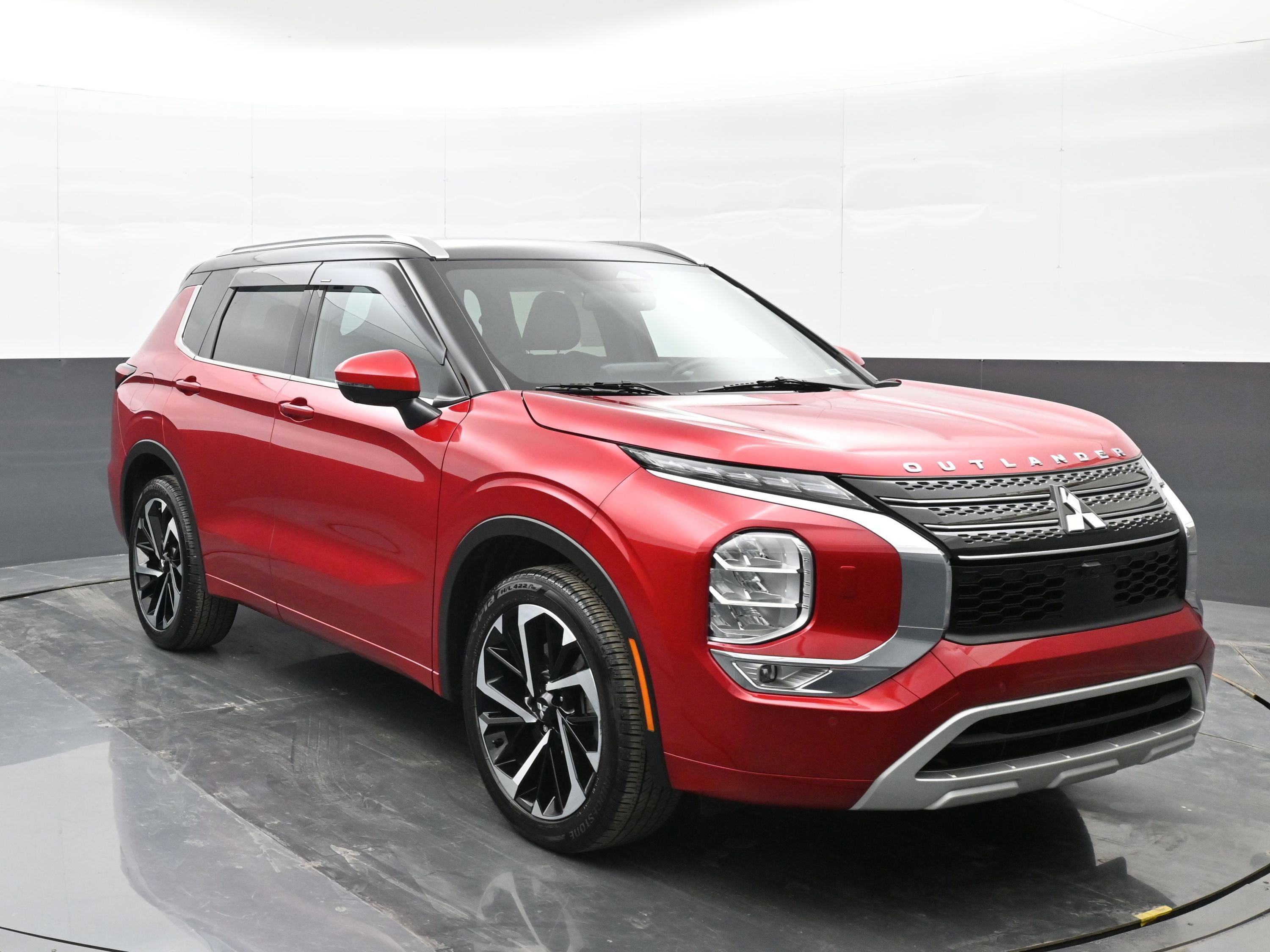 Used 2024 Mitsubishi Outlander SEL image 2