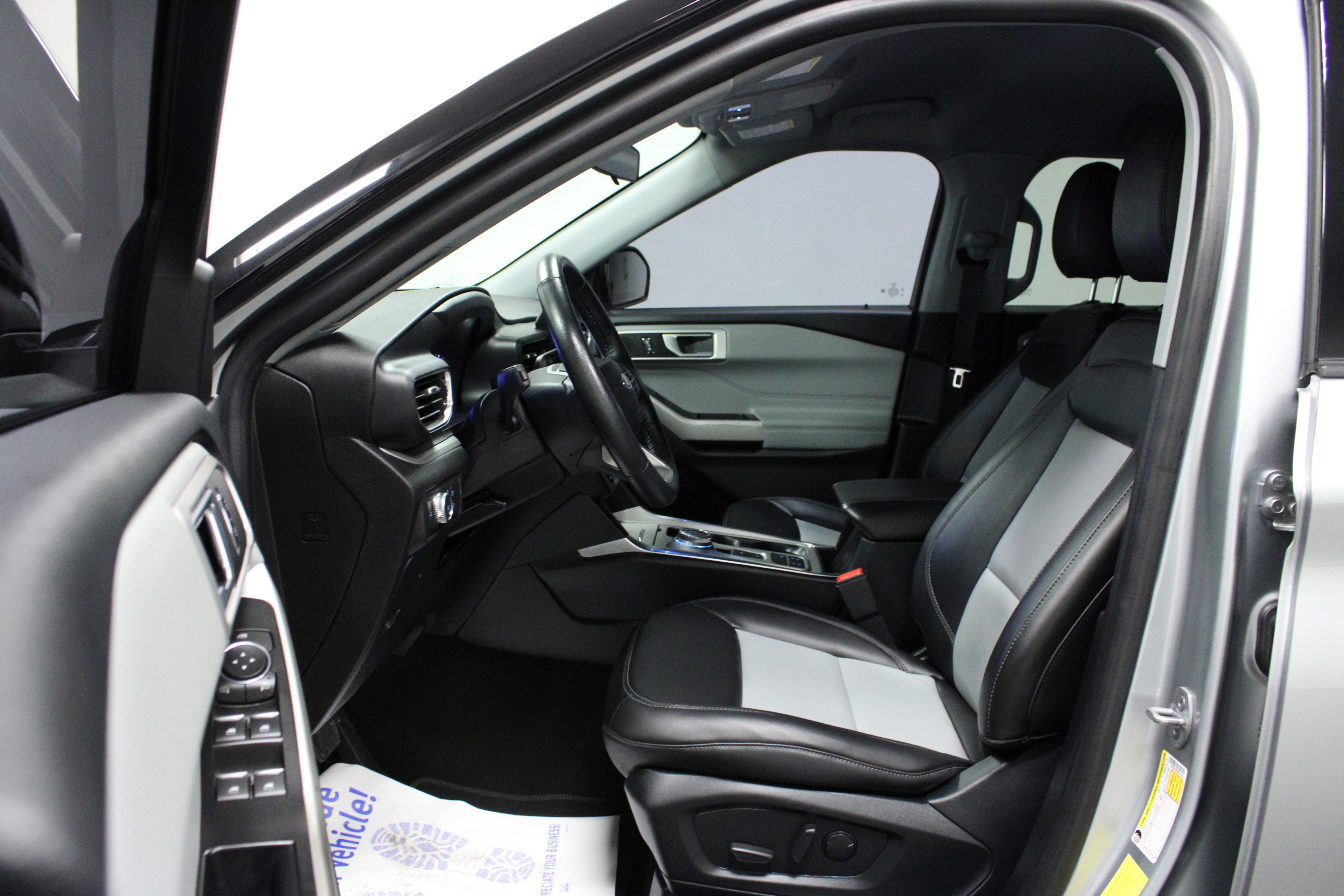 Used 2022 Ford Explorer XLT w/ Equipment Group 202A image 12