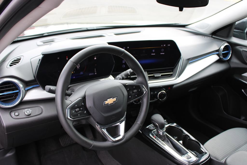 Used 2025 Chevrolet Trax LT w/ LT Convenience Package image 21