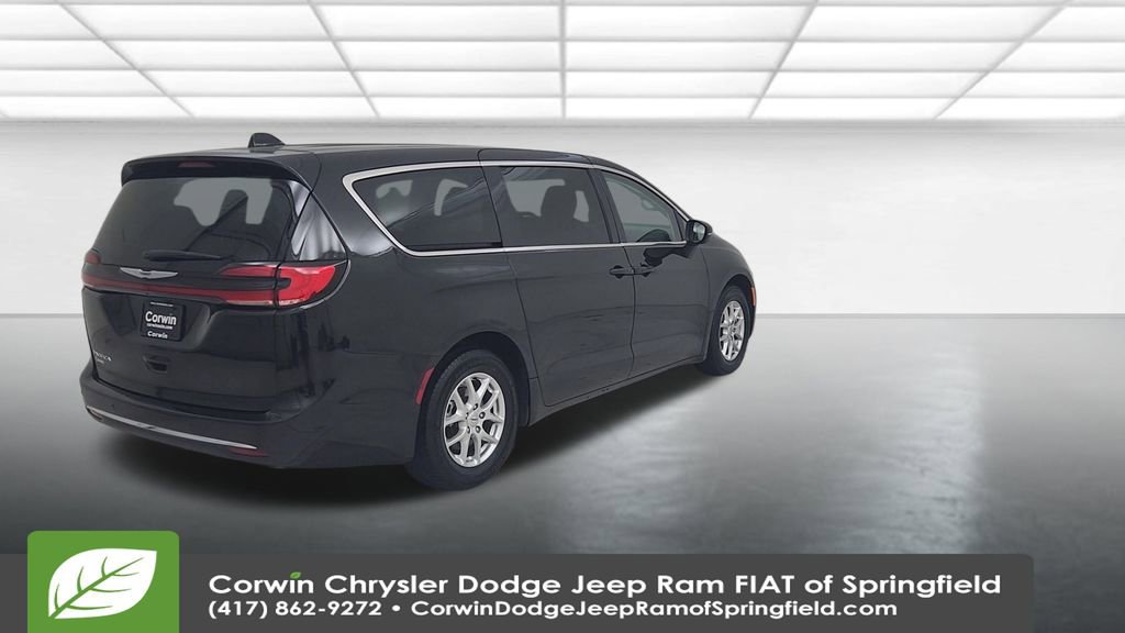 Used 2023 Chrysler Pacifica Touring-L image 14