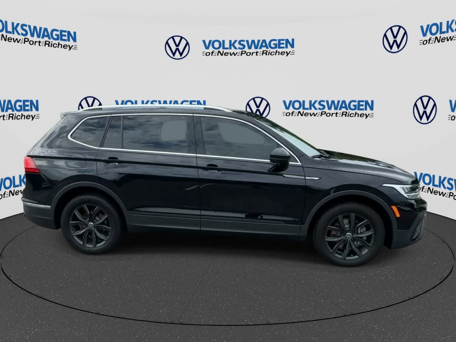 Used 2024 Volkswagen Tiguan SE w/ Panoramic Sunroof Package FWD image 9