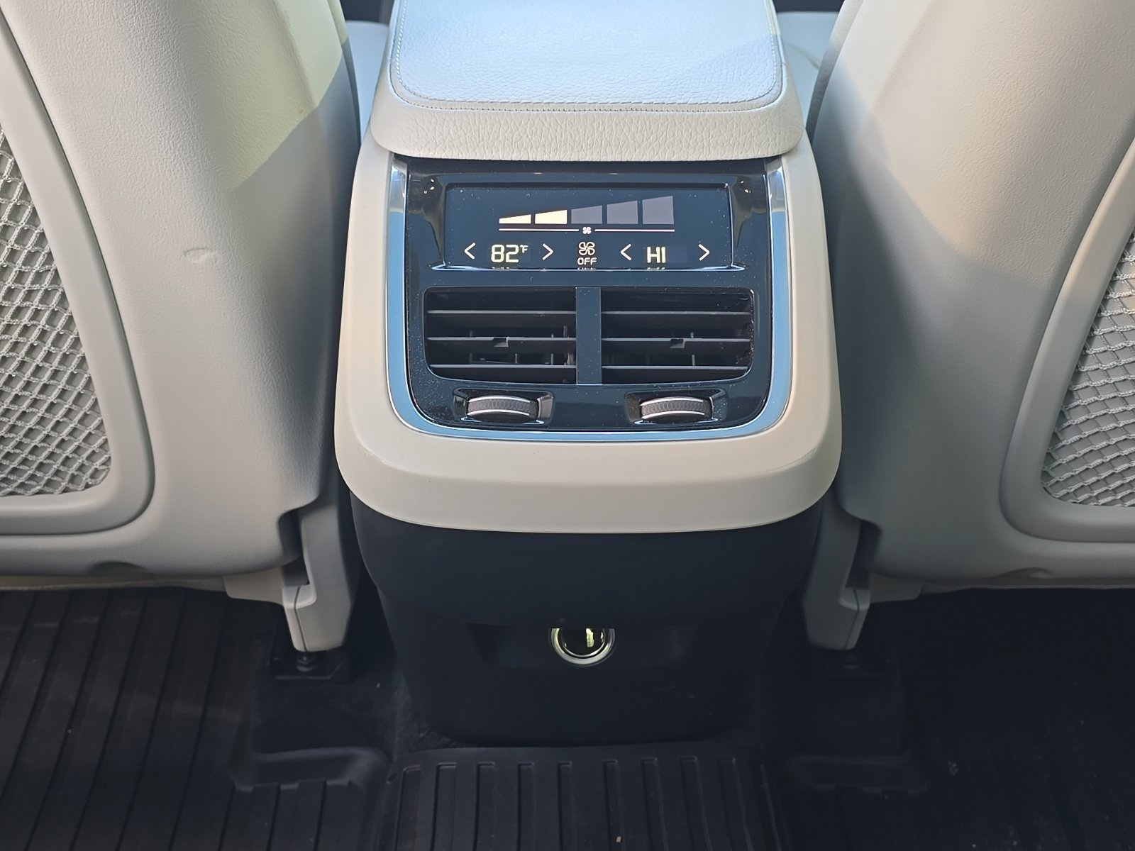 Used 2017 Volvo XC90 T6 Momentum w/ Vision Package image 24