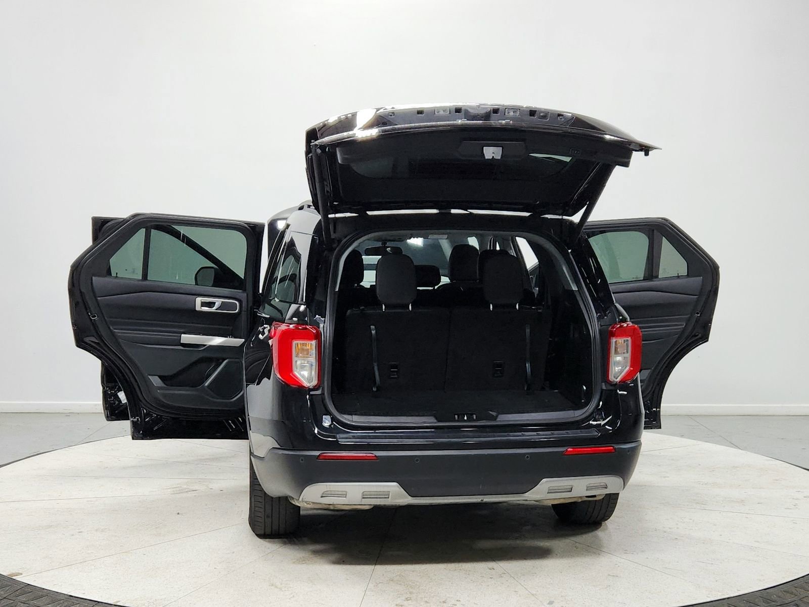 Used 2024 Ford Explorer XLT w/ Equipment Group 202A image 14